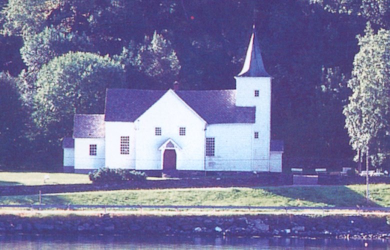 Eikefjord kyrkje var opphavleg ei langkyrkje, men vart påbygd med sideskip i 1874, slik at ho vart ei krosskyrkje.
