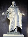 Kristusskulpturen på alteret er ein måla skulptur i tre med Bertel Thorvaldsen sin vidgjetne skulptur som førebilete.