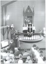 27. mai 1985 var det både orgelsvigsle og konfirmasjon i kyrkja. Sokneprest Stubhaug ved alteret og Jostein Molde ved orgelet.
