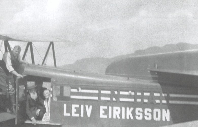 Thor Solberg har landa med "Leiv Eiriksson" utanfor heimestøa på Solberg, og tek foreldra, Gunhild og Simon Solberg, med på deira aller første flytur. Sjølv står atlanterhavsflygaren i kvite skjorteermar på eine flyvengen og held opa døra for dei.
