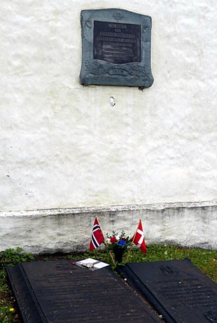 Bilete av minnetavla over gravene til Niels og hans kone.
