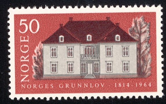 Bilete av frimerke med hovedbygningen på Eidsvoll.