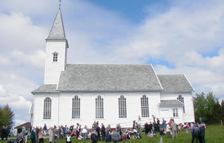 På ei tidlegare utmark på øya Mjømna fekk øyfolket reist ei enkel og stilrein kyrkje i 1901. Biletet er frå 100-årsjubileet i 2001.
