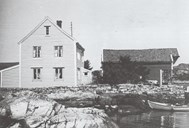 Frå 1835 til 1839 var Børholmen tingstad for Gulen, men synte seg å liggja noko ulagleg til. Til venstre på biletet ser ein tingstova på Børholmen. Ho vart riven på 1990-talet. Til høgre for denne står sjøbua. Tidlegare skal det ha stått ei større handelsbu nede ved sjøen.