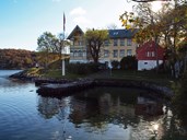 Hotellet i sveitserstil vart bygt i 1891. Til høgre for hotellet står ein eldre bustad som no vert brukt til vedhus.