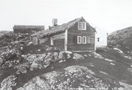 Bondestova og eldhuset vart flytta til De Heibergske Samlinger - Sogn Folkemuseum i 1930.
