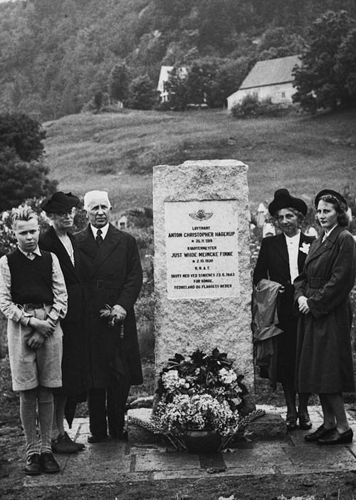 Bilete av minnestein ved Askvoll kyrkje. På sidene står familie til begge pilotane.