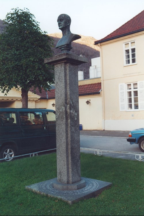 Bilete av Kloumann-skulpturen i Høyanger.