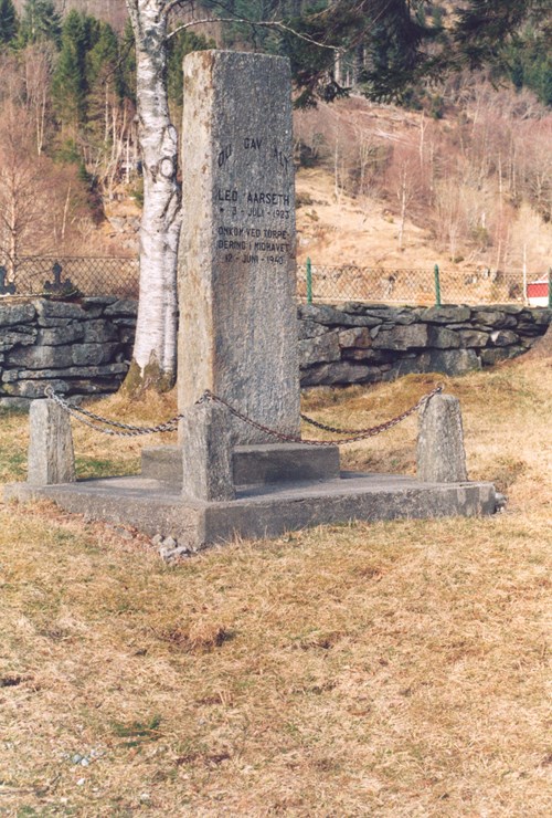Bilete av minnesteinen til Aarseth ved Vevring kyrkje.