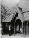 Peter Andreas Blix ved inngangsportalen til den ferdigrestaurerte Hopperstad stavkyrkje. Blix kjøpte kyrkja i 1883, byrja restaureringsarbeidet i 1885 og var ferdig i 1890.