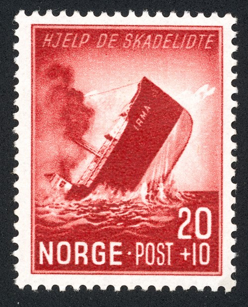 Bilete av eit frimerke fra Krigsforlis-serien. Her er torpederinga av Irma illustrert.