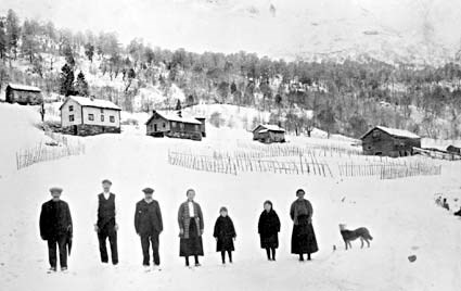 Bilete av sju personar og ein hund på ein vinterdag i 1928.