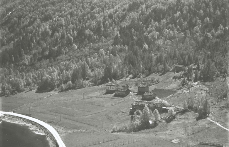 Tunet på Nedrestrond  i 1956. Frå venstre ser vi storehuset, stova, stabburet, eldhuset og smieloft, fjøset/løa og kvernhuset. Oppe i skogkanten står gardfloren.

