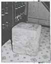 Døypefonten i stein er truleg frå kring år 1000. Han har kubisk form og er 60 cm høg.