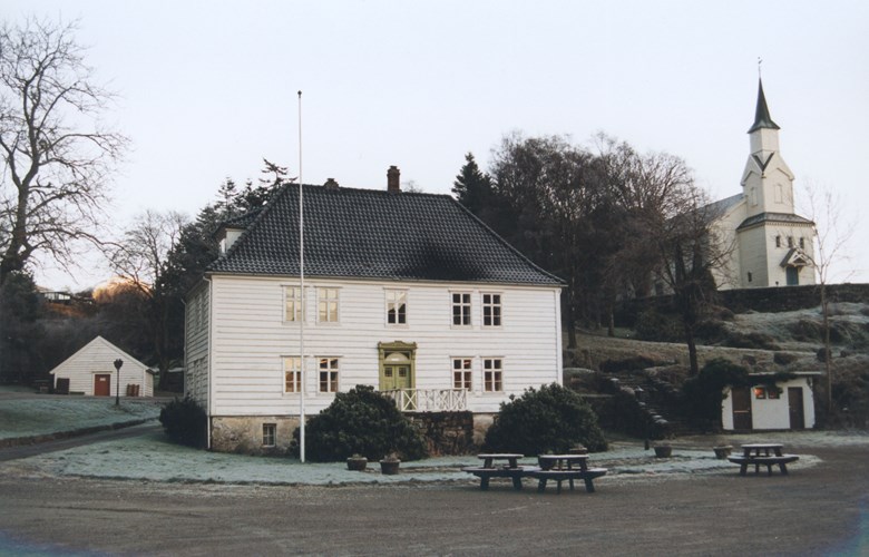 Herresalen, som prost Dahl bygde til bustad for seg og kona, Hylleborg, ligg like nedanfor kyrkja i Eivindvik.
