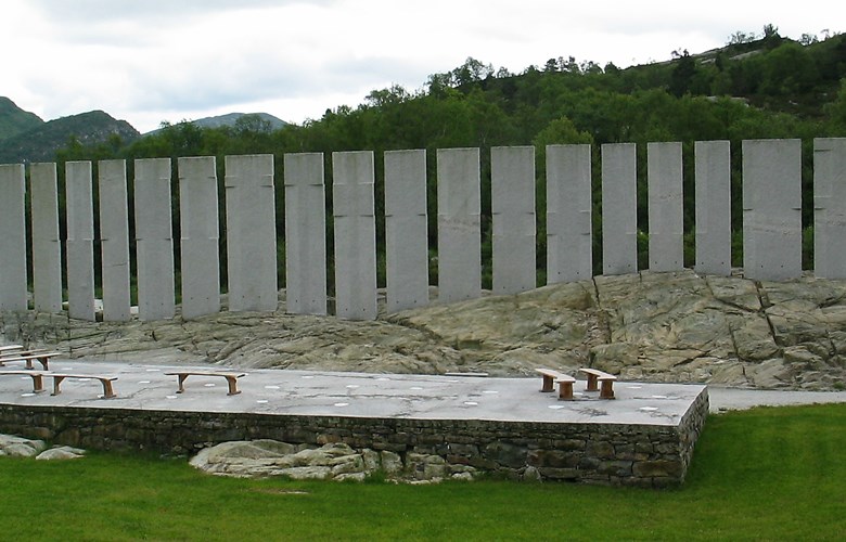Gulatingsminnet  på Flolid i Gulen 2007. Monumentet Tingveggen og Tinghella av kunstnaren Bård Breivik vart reist i 2005. Det står både som minne og markering av Gulatinget. 