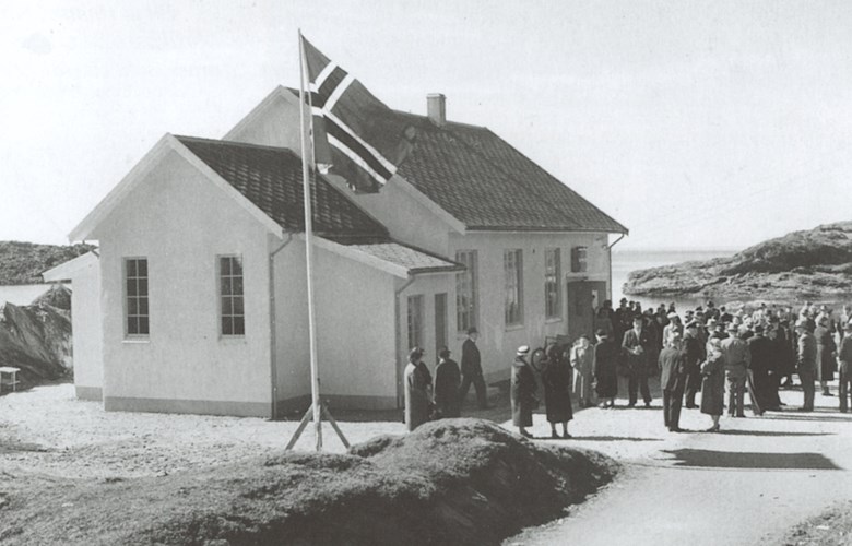 Askrova bedehuskapell opningsdagen, 14. april 1957. Kapellet er det første kyrkjehuset i Sogn og Fjordane som som er bygt i teglstein, og er den minste av teglsteinskyrkjene i fylket med kring 100 sitteplassar.