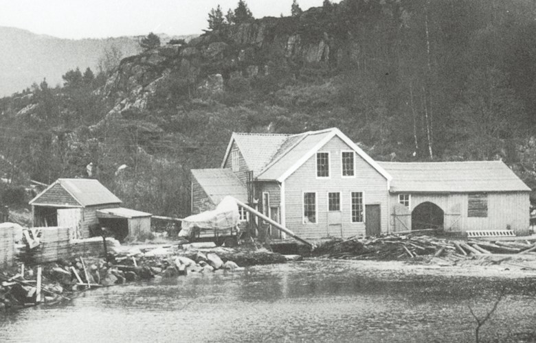 Treskofabrikken i Selvågen ligg der fossen frå Selvågsvatnet renn ut, inst i ein trong poll. Frå 1900 til 1952 bar han namnet Bergens Træskofabrik, men fekk då namnet Sellevåg Treskofabrikk.
