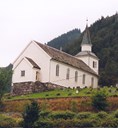 Det solide kyrkjetårnet frå 1930-talet er det tredje som har pryda Brekke kyrkje. Dei to fyrste tolte ikkje den sterke sønnavinden i området.

