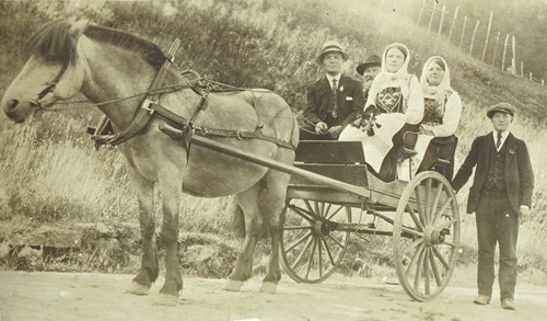 Bilete av folk på kyrkjeveg frå 1915.