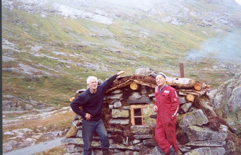 Den restaurerte gjetarhytta på Viva år 2000. Sverre Kreken (tv) og Leiv Faaberg.