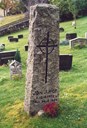 Minnesteinen på grava til Jon J. Hop. Grava er pent stelt heile året og det vert lagt ned blomar kvart år til 17. mai.