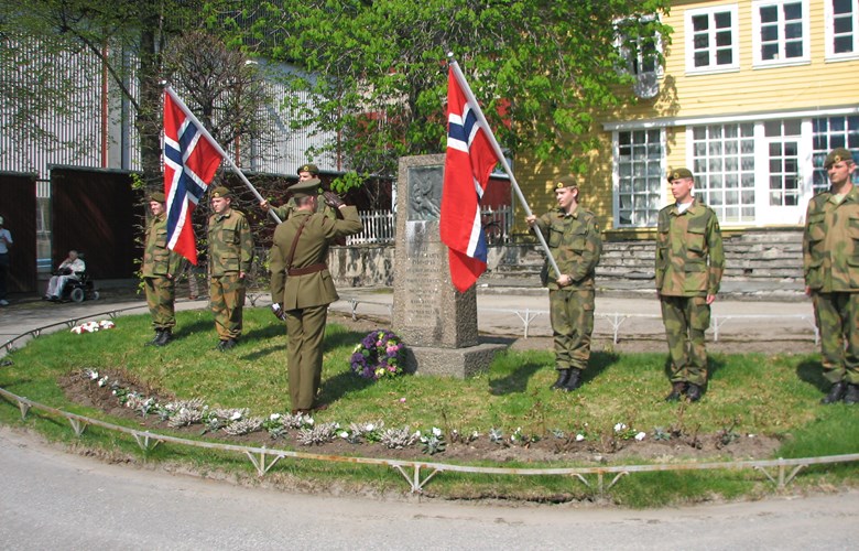 Minnesmerket over falne frå Høyanger står nedom det gamle postkontoret i Høyanger. Her er det militær markering på fridomsdagen 8. mai 2006. Tysklandsbrigaden, reserveoffiserane og heimevernet var med.