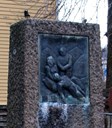 Lektor Birger Tusvik, Høyanger, teikna relieffet. Det symboliserer dei etterletne og dei som let livet i fridomskampen.