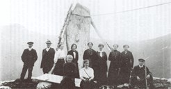 Turfolk ved bautaen på Ytrehornsnakken på den tid bautaen vart reist sommaren 1914.
