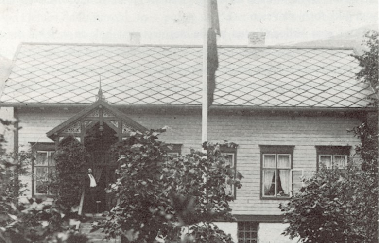 Sokneprest Anton Schøning Johnson på trappa til prestehuset kring 1915.
