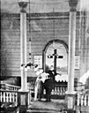 Frå tida då ein kross var altertavle i Hornindal kyrkje. Paul Emil Rynning var sokneprest i Hornindal i perioden 1917-1924. Biletet skal vera frå vigsla til Magdalena og Anders Seljeset i 1921 eller 1922.
