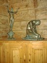 Dei to skulpturane "Mot Morgenrøden" og "Bøn", laga av Anders Svor, kom til kyrkja jula 1999.
