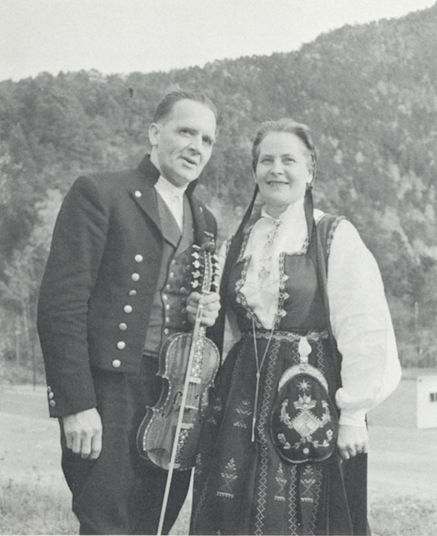 Bilete av Anna og Ragnvald Lunde.