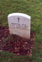Gravminnet på grava til Martin Flo er av same type som på dei andre 29 krigsgravene på gravstaden. Martin Flo er og med på eit felles minnesmerke over falne frå Stryn som står ved kyrkja i Oppstryn.