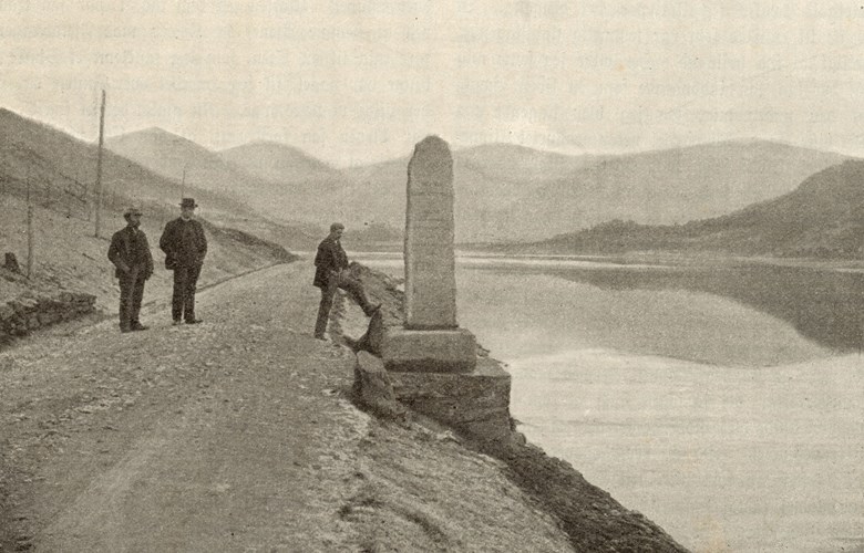 Minnestøtta ved Oppheimsvatnet sett mot nordaust like etter at ho vart reist hausten 1896.