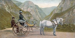 Postkort frå ca 1900 som viser karjol med hest, ein passasjer og skyssgut. Biletet er frå Stalheim Hotel med utsyn mot Nærøydalen.