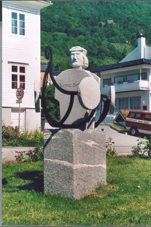 Bilete av Kong Sverre-skulpturen på avstand.
