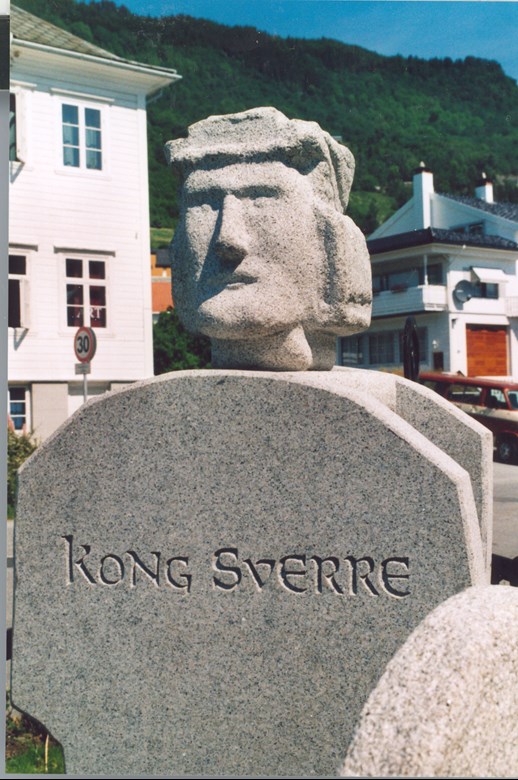 Bilete av Kong Sverre-skulpturen på kloss hold.