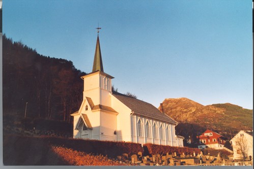 Bilete av kyrkja i 2002.