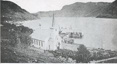 Sør-Vågsøy kyrkje på Sætenes i Måløy på vigslingsdagen 5. september 1907. Mykje over 1000 menneske var møtt fram til høgtida. Biskop Erichsen vigsla kyrkja. Ein klokkestopul var sett opp nede på kyrkjegarden.
