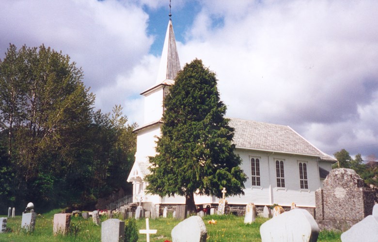 Totland kyrkje er eit harmonisk byggverk, og ein ser at arkitekt Sølvberg har teke med seg fleire av detaljane frå den fem år eldre Sør-Vågsøy kyrkje.
