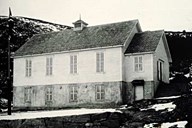 Biletet syner det gamle Bygdetunet på Bryggja. Ungdomshuset vart bygd i 1935 og stod fram til det vart rive i 1993.
