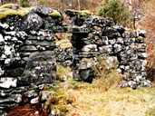 På Kleivane står murane av ein gardfjøs der alle veggene var mura av naturstein. Ein lang stein vart nytta som "dørkarm" oppe.
