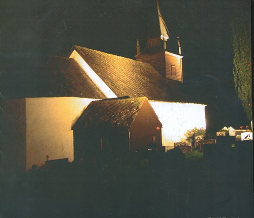 Bilete av Leikanger kyrkje om kvelden.