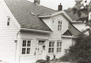 I 1983 sende Leikanger kommune søknad til Riksantikvaren om tilskot til utvendig vøling. Det vart då teke mange bilete. Dette syner hovudbygningen med hovudinngangen sett frå nord-nord-aust.
