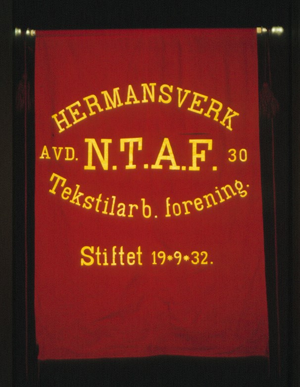 Bilete av fana til Hermansverk tekstilarbeiderforening.