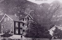 Biletet er teke kring 1905. Hotellet hadde opphavleg ikkje balkongar. Balkongane på framsida står framleis; men balkongen på endeveggen vart riven då Hallvard Drægni tok over eigedomen i 1918.