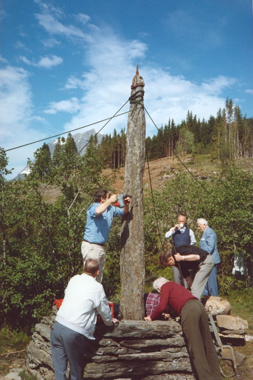 Bilete av graffarar som retter opp att steinen i 1990.