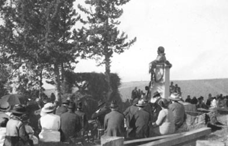 Frå vigslingshøgtida i 1916. Monumentet er pynta med grønt.
