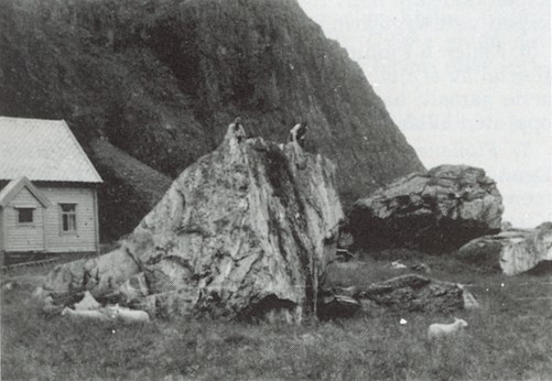Bilete av eit hus på Vetvik med ein stor stein framfor.